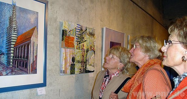 Vernissage-Besucherinnen vor einem
                          Acryl-Werk der Pfarrkirche. − F.: sk